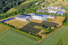 Vue aérienne de Installation photovoltaïque en plein air dans la zone industrielle d'Eferenstraße avec rio-sys et Gebr. Schwarz GmbH à le quartier Neukirch in Rottweil dans le département Bade-Wurtemberg, Allemagne