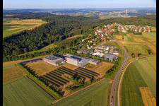 Vue aérienne de Installation photovoltaïque en plein air dans la zone industrielle d'Eferenstraße avec rio-sys et Gebr. Schwarz GmbH à le quartier Neukirch in Rottweil dans le département Bade-Wurtemberg, Allemagne