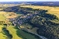 Vue aérienne de Vue du village depuis le sud-est à le quartier Gößlingen in Dietingen dans le département Bade-Wurtemberg, Allemagne