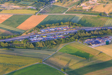 Vue aérienne de Parking Hasenrain sur l'A81 à le quartier Wittershausen in Vöhringen dans le département Bade-Wurtemberg, Allemagne