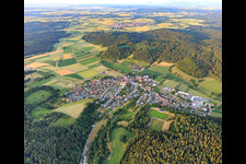 Vue aérienne de Vue du village depuis l'ouest à le quartier Heiligenzimmern in Rosenfeld dans le département Bade-Wurtemberg, Allemagne