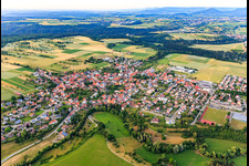 Vue aérienne de Vue du village depuis le sud-ouest à le quartier Ostdorf in Balingen dans le département Bade-Wurtemberg, Allemagne