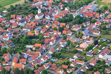 Vue aérienne de Vue du village depuis le sud-ouest avec chapiteau de cirque à le quartier Ostdorf in Balingen dans le département Bade-Wurtemberg, Allemagne