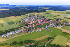 Vue aérienne de Vue du village depuis le nord à le quartier Täbingen in Rosenfeld dans le département Bade-Wurtemberg, Allemagne