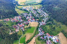 Vue aérienne de Vue du village depuis l'est à le quartier Rotenzimmern in Dietingen dans le département Bade-Wurtemberg, Allemagne