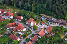 Vue aérienne de Église Saint-Nicolas à le quartier Rotenzimmern in Dietingen dans le département Bade-Wurtemberg, Allemagne