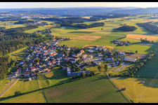 Vue aérienne de Vue du village depuis le nord-est avec la maison Pauline, la maison Filippo, l'écurie, l'atelier et la boulangerie de la Fondation Saint-François à le quartier Heiligenbronn in Schramberg dans le département Bade-Wurtemberg, Allemagne