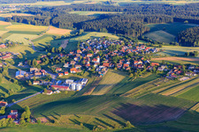 Vue aérienne de Vue du village depuis le nord-est à le quartier Weiler in Königsfeld im Schwarzwald dans le département Bade-Wurtemberg, Allemagne