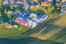 Vue aérienne de Briquettes Forêt-Noire : les meilleures granulés et tout sur le café Rainer Scheck GmbH & Co. KG à le quartier Weiler in Königsfeld im Schwarzwald dans le département Bade-Wurtemberg, Allemagne