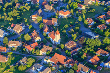 Vue aérienne de Église et jardin d'enfants évangélique "Schwalben-Nest" au centre du village à le quartier Weiler in Königsfeld im Schwarzwald dans le département Bade-Wurtemberg, Allemagne