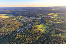 Vue aérienne de Vue de la ville depuis le nord-est à Königsfeld im Schwarzwald dans le département Bade-Wurtemberg, Allemagne