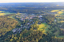 Vue aérienne de Vue de la ville depuis le nord-est à Königsfeld im Schwarzwald dans le département Bade-Wurtemberg, Allemagne