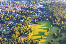 Vue aérienne de Vue de la ville depuis le nord-est avec l'église Saint-Pierre-et-Paul à Königsfeld im Schwarzwald dans le département Bade-Wurtemberg, Allemagne