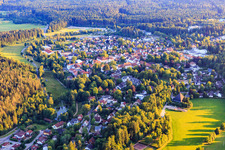 Vue aérienne de Vue de la ville depuis le nord-est à le quartier Burgberg in Königsfeld im Schwarzwald dans le département Bade-Wurtemberg, Allemagne