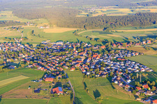 Vue aérienne de Vue de la ville depuis le nord-ouest à le quartier Neuhausen in Königsfeld im Schwarzwald dans le département Bade-Wurtemberg, Allemagne