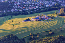 Vue aérienne de Aussiedlerhof au milieu des prairies fauchées le soir à Niedereschach dans le département Bade-Wurtemberg, Allemagne