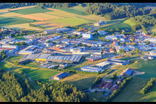 Vue aérienne de Zone industrielle de la Gewerbestraße avec Stein Automation GmbH & Co. KG, TOURATECH GmbH, Joh. Nép. Jerger GmbH & Co. KG et Stein Automation GmbH & Co. KG à Niedereschach dans le département Bade-Wurtemberg, Allemagne