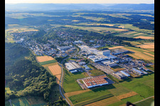 Vue aérienne de Vue depuis l'ouest de la zone industrielle de Maybachstraße avec Flexco Europe GmbH, euroTECH Handling GmbH, chefbeschlag GmbH, MAFU Group et Blickle Räder+Rollen GmbH u. Co. KG à le quartier Bickelsberg in Rosenfeld dans le département Bade-Wurtemberg, Allemagne