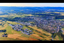 Vue aérienne de Vue de la ville depuis le nord-ouest derrière la zone industrielle Siemensstr à Geislingen dans le département Bade-Wurtemberg, Allemagne