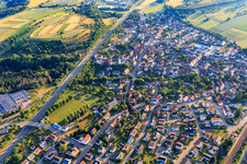 Vue aérienne de Vue du sud de ce côté de la B27 à le quartier Engstlatt in Balingen dans le département Bade-Wurtemberg, Allemagne