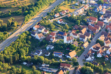 Vue aérienne de Vue de la ville avec l'église Saint-Pierre depuis le sud de ce côté de la B27 à le quartier Engstlatt in Balingen dans le département Bade-Wurtemberg, Allemagne