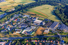 Vue aérienne de Zone industrielle Hölzlestraße avec usines de fabrication d'outils - Stanzerei Walter Götz GmbH, AKE Knebel GmbH & Co. KG et EZU-Metallwaren GmbH & Co. KG à le quartier Engstlatt in Balingen dans le département Bade-Wurtemberg, Allemagne
