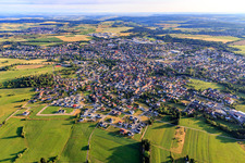 Vue aérienne de Vue de la ville depuis le sud à le quartier Steinhofen in Bisingen dans le département Bade-Wurtemberg, Allemagne