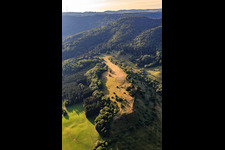 Vue aérienne de Ebersberg avec bergerie Thanheim à le quartier Thanheim in Bisingen dans le département Bade-Wurtemberg, Allemagne