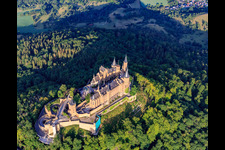 Château de Hohenzollern vu du sud-est à le quartier Zimmern in Bisingen dans le département Bade-Wurtemberg, Allemagne vue d'en haut