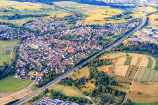 Vue aérienne de Vue de la ville depuis le nord au-delà de la B27 à le quartier Engstlatt in Balingen dans le département Bade-Wurtemberg, Allemagne