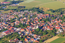Vue aérienne de Église de Medardus au centre du village à le quartier Ostdorf in Balingen dans le département Bade-Wurtemberg, Allemagne