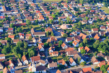 Vue aérienne de Vue du village depuis le nord avec chapiteau de cirque à le quartier Ostdorf in Balingen dans le département Bade-Wurtemberg, Allemagne