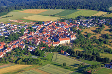 Vue aérienne de Centre-ville historique vu du sud-est avec l'église Saint-Marc, le monastère et l'école primaire à le quartier Binsdorf in Geislingen dans le département Bade-Wurtemberg, Allemagne
