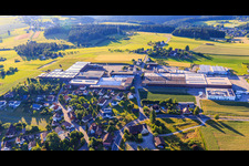 Vue aérienne de Vue du village depuis le sud avec GFV Verschlusstechnik GmbH & Co. KG, SAIER Verpackungstechnik GmbH & Co. KG et SAIER Group à le quartier Peterzell in Alpirsbach dans le département Bade-Wurtemberg, Allemagne