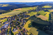 Vue aérienne de Vue du village depuis le nord-est avec Holzwerk Finkbeiner GmbH & Co à le quartier Reutin in Alpirsbach dans le département Bade-Wurtemberg, Allemagne