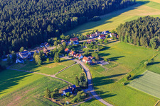 Vue aérienne de Quartier d'Aischfeld vu du sud-ouest à le quartier Peterzell in Alpirsbach dans le département Bade-Wurtemberg, Allemagne