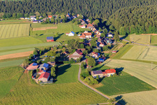 Vue aérienne de Vue du village depuis l'ouest à le quartier Busenweiler in Dornhan dans le département Bade-Wurtemberg, Allemagne