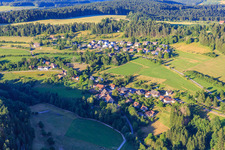 Vue aérienne de Vue du village depuis l'ouest à le quartier Wälde in Loßburg dans le département Bade-Wurtemberg, Allemagne