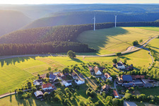 Vue aérienne de Vue du village depuis l'est avec deux éoliennes à le quartier Äußerer Vogelsberg in Loßburg dans le département Bade-Wurtemberg, Allemagne