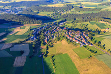 Vue aérienne de Vue du village depuis l'ouest à le quartier Lombach in Loßburg dans le département Bade-Wurtemberg, Allemagne