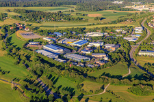 Vue aérienne de Zone industrielle Lise-Meitner-Straße avec Sülzle Stahlpartner GmbH, l'imprimerie ITW Morlock GmbH et Schwarz Systems GmbH site 02 à Dornstetten dans le département Bade-Wurtemberg, Allemagne
