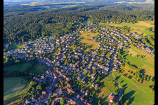 Vue aérienne de Vue d'ensemble du village depuis l'ouest à le quartier Hallwangen in Dornstetten dans le département Bade-Wurtemberg, Allemagne