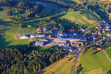 Vue aérienne de Zone industrielle Herbert-Frank-Straße avec Röchling Medical AG et Kunststofftechnik Schmid GmbH & Co. KG à le quartier Salzstetten in Waldachtal dans le département Bade-Wurtemberg, Allemagne