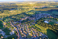 Vue aérienne de Vue du village depuis le nord-ouest à le quartier Salzstetten in Waldachtal dans le département Bade-Wurtemberg, Allemagne