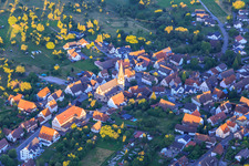 Vue aérienne de Église Sainte-Agathe au centre du village à le quartier Salzstetten in Waldachtal dans le département Bade-Wurtemberg, Allemagne