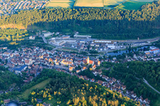 Vue aérienne de Vieille ville avec la Marktstraße, le château de Hohenberg et la collégiale Sainte-Croix à Horb am Neckar dans le département Bade-Wurtemberg, Allemagne