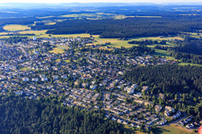 Vue aérienne de Vue de la ville depuis le nord à le quartier Sulgen in Schramberg dans le département Bade-Wurtemberg, Allemagne
