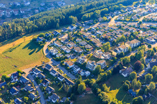 Vue aérienne de Dr.-Helmut-Junghans-Straße du sud-ouest à le quartier Sulgen in Schramberg dans le département Bade-Wurtemberg, Allemagne