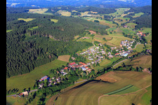 Vue aérienne de Vue du village depuis l'est à le quartier Langenschiltach in St. Georgen im Schwarzwald dans le département Bade-Wurtemberg, Allemagne