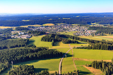 Vue aérienne de Vue de la ville depuis le nord à le quartier Saint Georgen im Schwarzwald in St. Georgen im Schwarzwald dans le département Bade-Wurtemberg, Allemagne